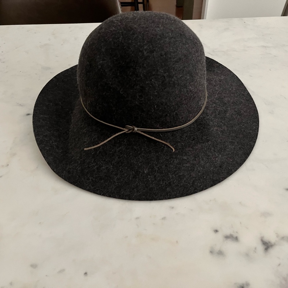 Round Crown Floppy Wool & Leather Hat
PHENIX